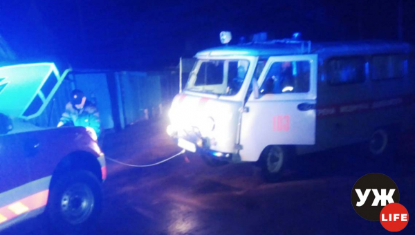 На Овруччині в багні застряг автомобіль «Швидкої», який приїхав до дитини (ФОТО)