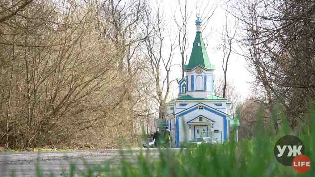 На Житомирщині сім'я 20 років опікується храмом, що лишився у відселеному після аварії на ЧАЕС селі (ВІДЕО)