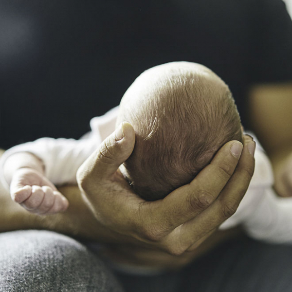 «Холодно ставилася до дитини»: Суд повернув коростенці новонароджену донечку, яку відібрали соцслужби