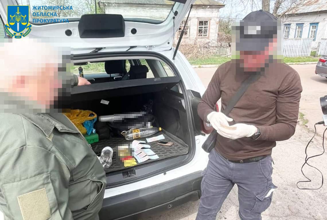 У Житомирській області ДБР на хабарі затримала керівника заповідника, який «кришував» незаконну порубку дерев