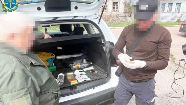 У Житомирській області ДБР на хабарі затримала керівника заповідника, який «кришував» незаконну порубку дерев