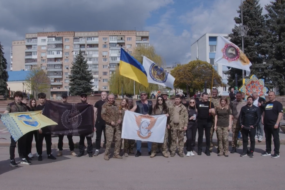 Вшанування загиблих воїнів, допомога інтернату, майстер-клас на березі річки Уж: волонтери провели насичений день на Коростенщині