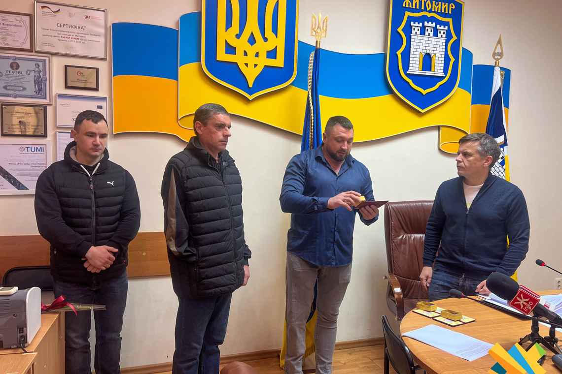 Воїнам Житомирської 95-ки, які отримали важкі поранення на фронті, вручили медалі Міноборони