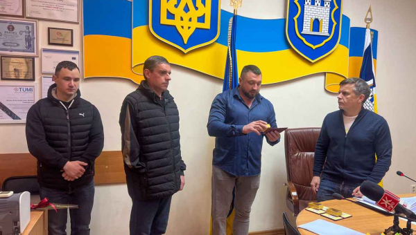 Воїнам Житомирської 95-ки, які отримали важкі поранення на фронті, вручили медалі Міноборони