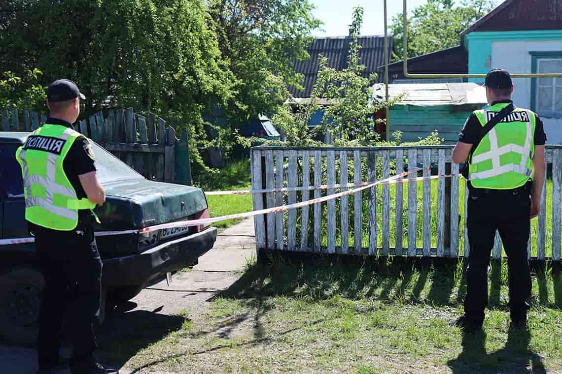 У селі Коростенського району виявили тіла подружжя та 7-річної дитини з вогнепальним пораненням