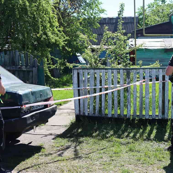 У селі Коростенського району виявили тіла подружжя та 7-річної дитини з вогнепальним пораненням