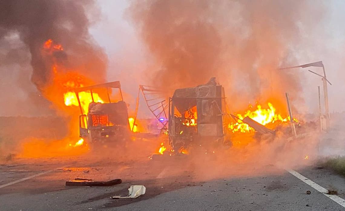 В автотрощі на Житомирщині спалахнули дві вантажівки та мікроавтобус: є загиблі
