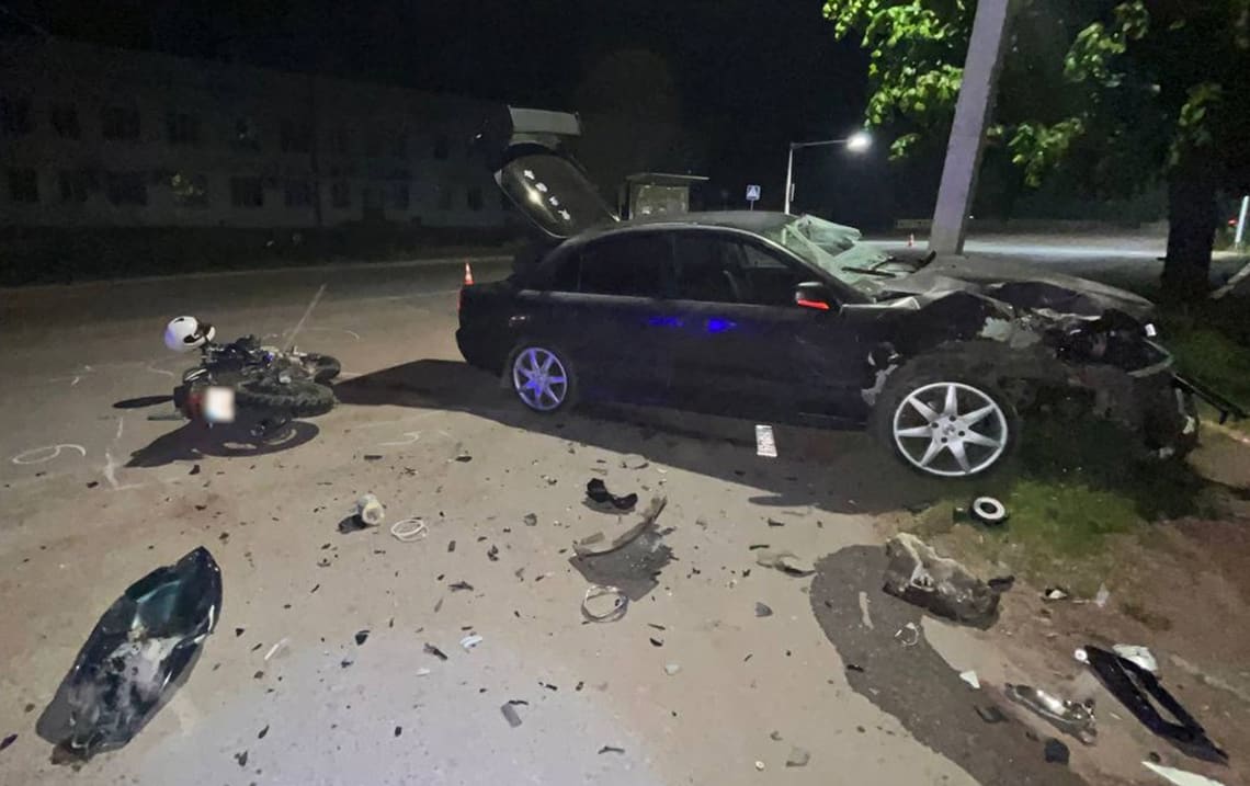 У Коростені 17-річний мотоцикліст не розминувся з автівкою: двоє підлітків потрапили до лікарні
