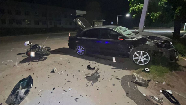 У Коростені 17-річний мотоцикліст не розминувся з автівкою: двоє підлітків потрапили до лікарні