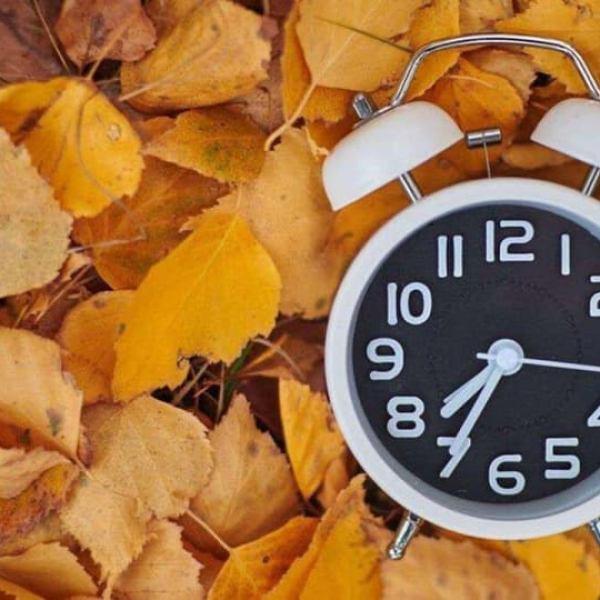 Україна переходить на зимовий час: коли переводити годинники