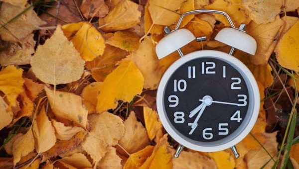 Україна переходить на зимовий час: коли переводити годинники