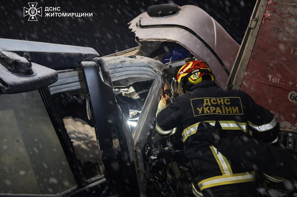 На автодорозі в Житомирській області у ДТП зіштовхнулися 11 авто: є травмовані